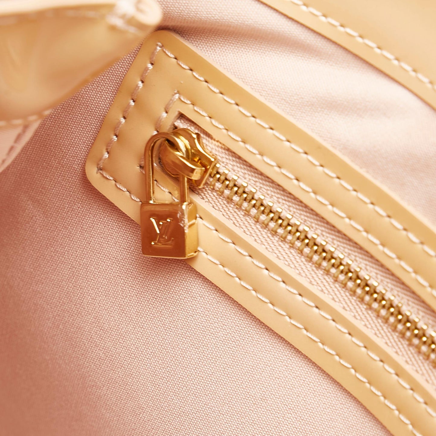 Louis Vuitton Vernis Wilshire PM (SHG-27115)