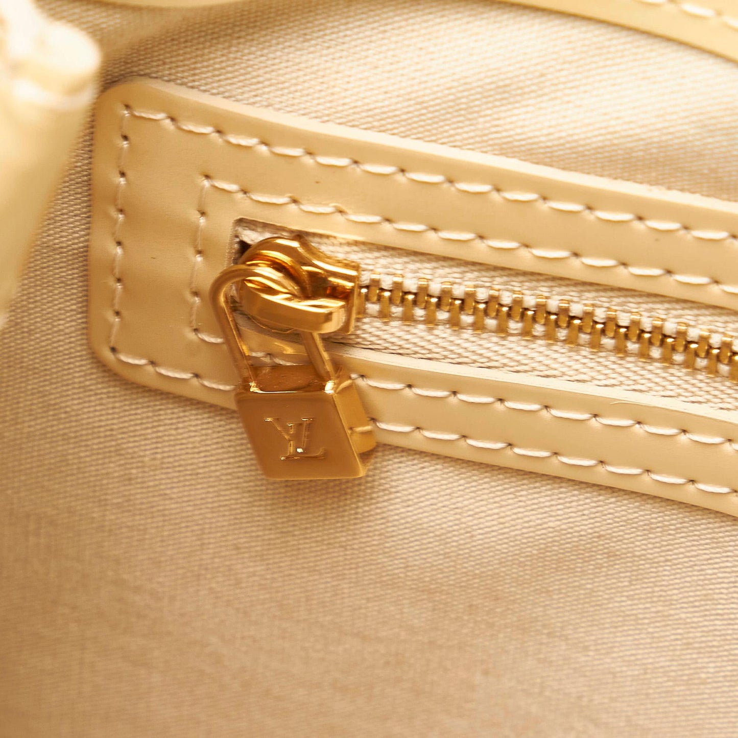Louis Vuitton Vernis Wilshire PM (SHG-28203)