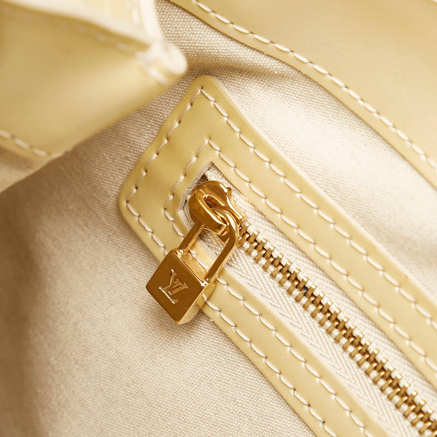 Louis Vuitton Vernis Wilshire PM (SHG-29346)