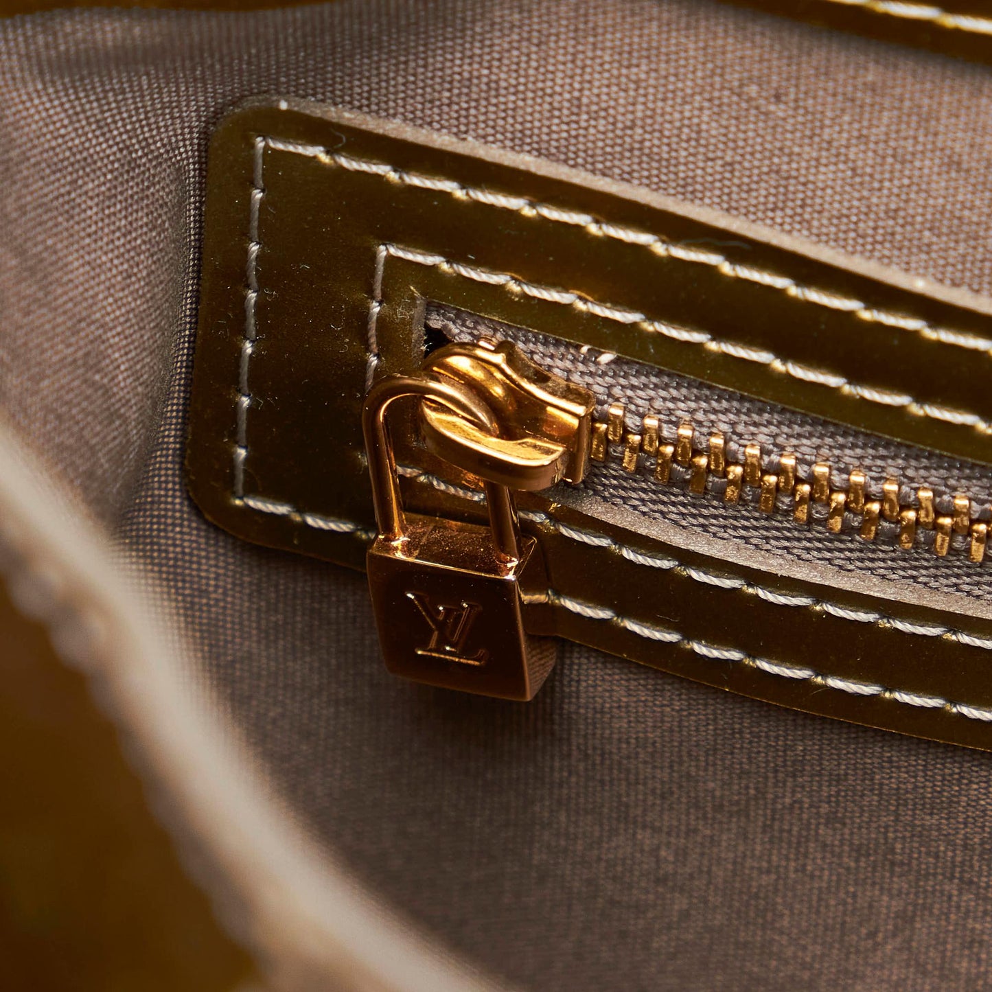 Louis Vuitton Vernis Wilshire PM (SHG-30226)