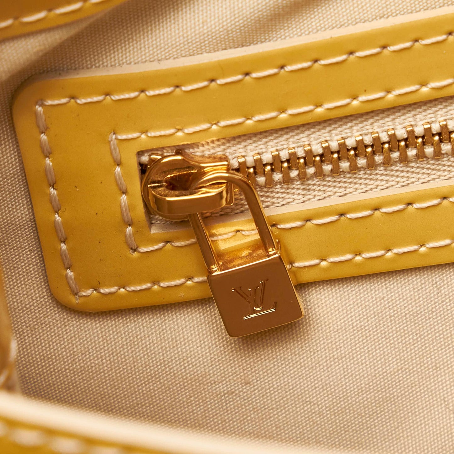 Louis Vuitton Vernis Wilshire PM (SHG-30956)