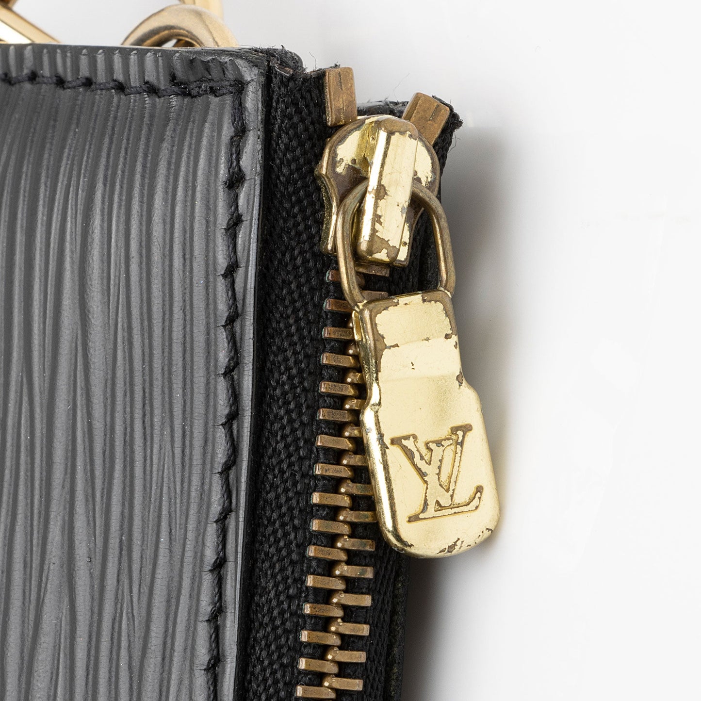 Louis Vuitton Vintage Epi Leather Pochette Accessoires (SHF-CCNQ5c)