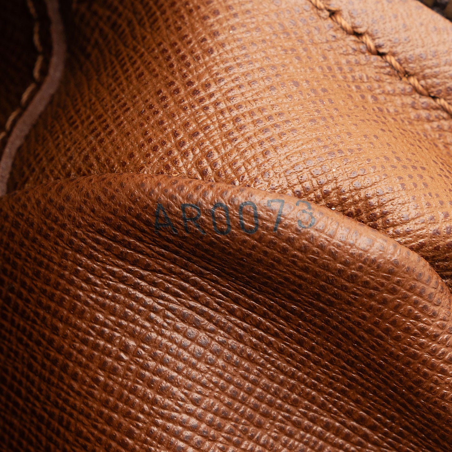 Louis Vuitton Vintage Monogram Canvas Nile MM Messenger (SHF-rvy2cg)