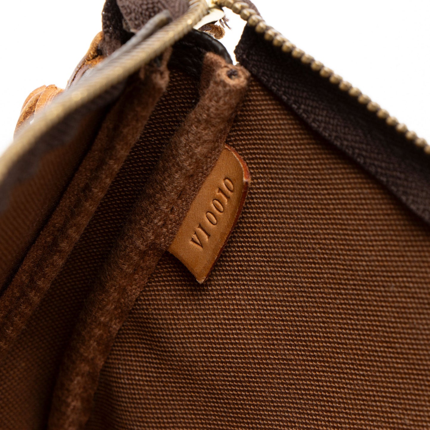 Louis Vuitton Vintage Monogram Canvas Pochette Accessoires (SHF-Ff1QSQ)