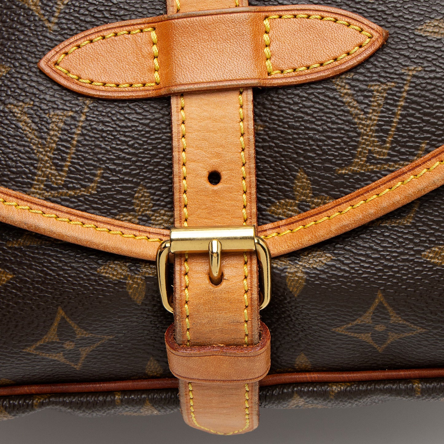 Louis Vuitton Vintage Monogram Canvas Saumur 30 Messenger (SHF-jWAQc2)