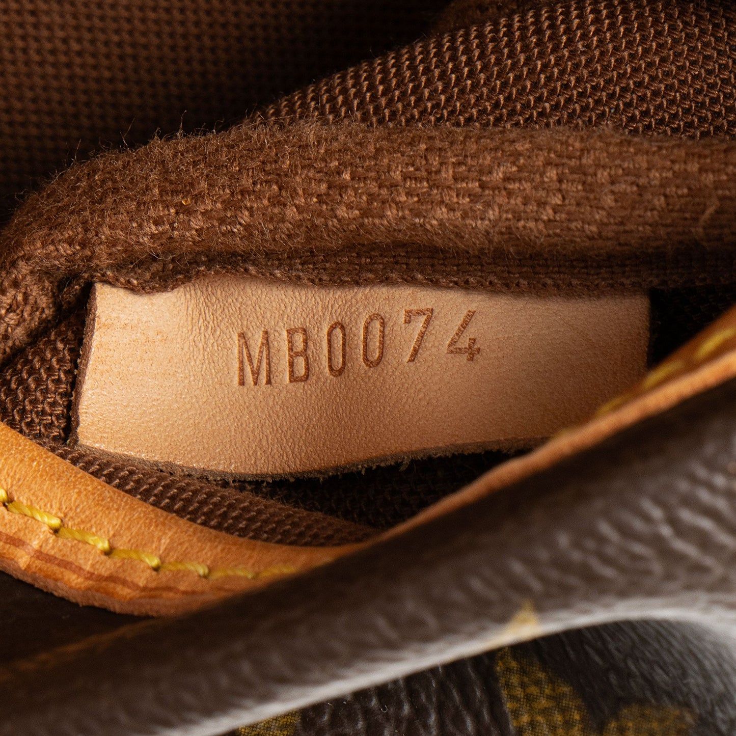 Louis Vuitton Vintage Monogram Canvas Saumur 30 Messenger (SHF-tbHDSP)
