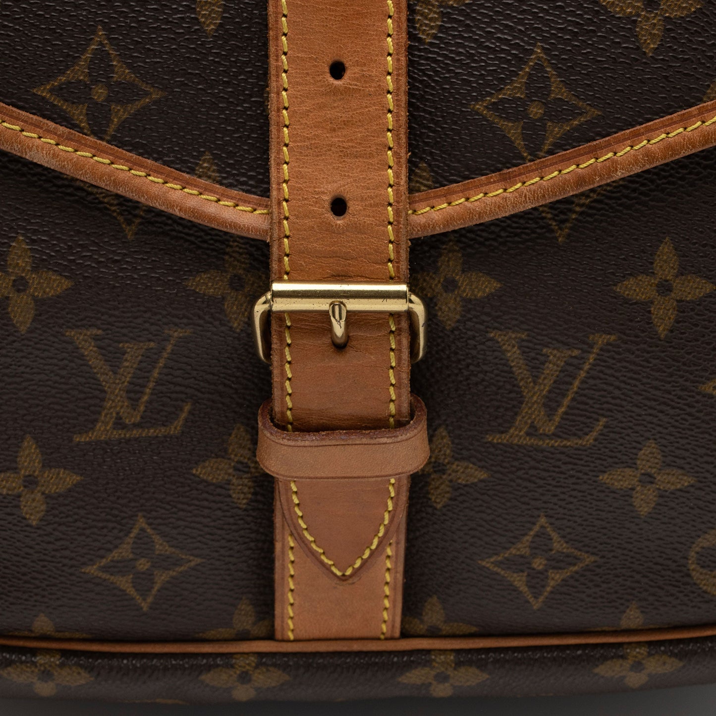 Louis Vuitton Vintage Monogram Canvas Saumur 35 Messenger Bag (SHF-523WYh)