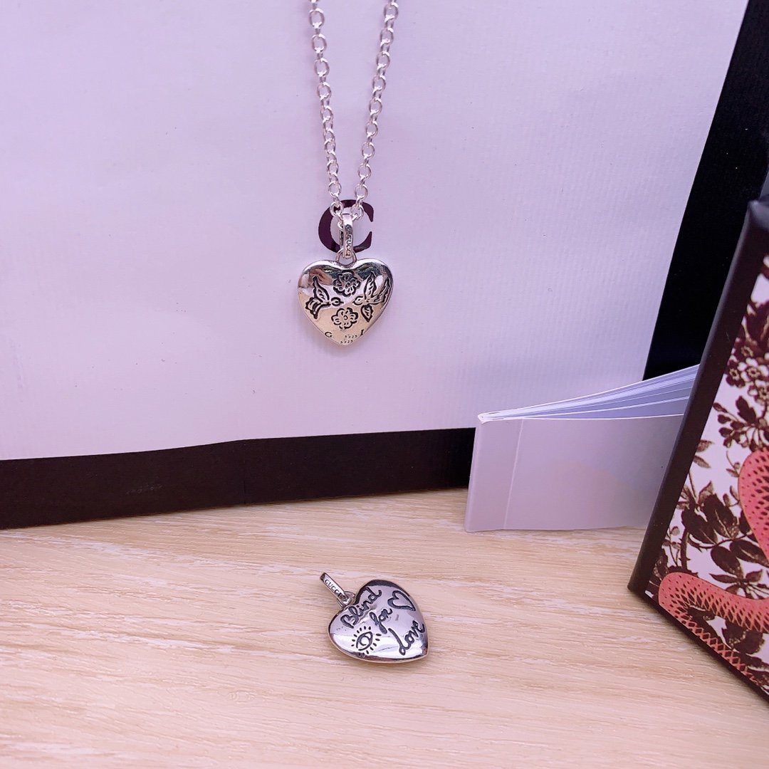 Luxury Gucci GG BLIND FOR LOVE STERLING SILVER HEART PENDANT NECKLACE