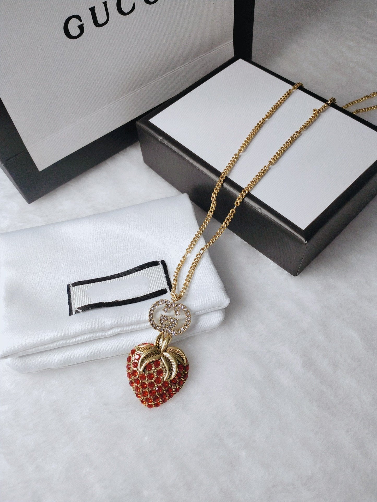 Luxury Gucci GG RED DIAMOND STRAWBERRY NECKLACE