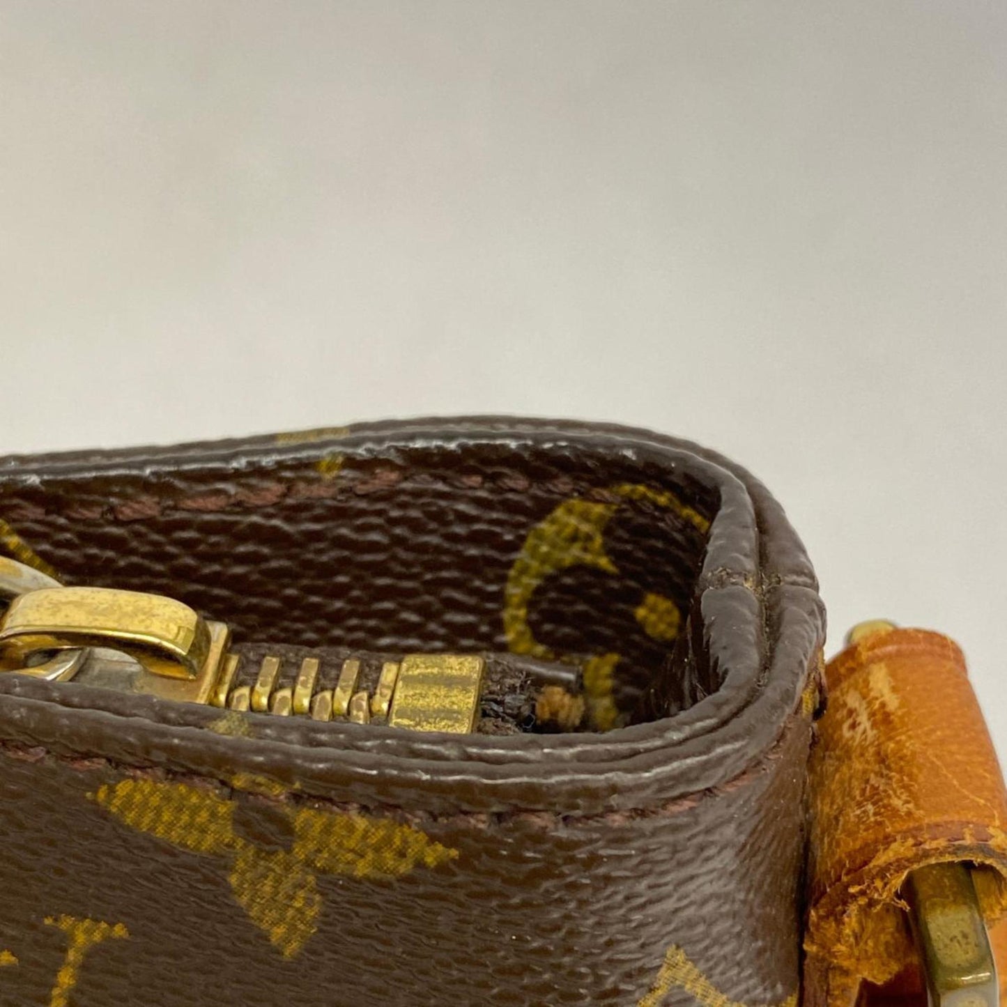 Louis Vuitton Trotteur  Canvas Shoulder Bag ()