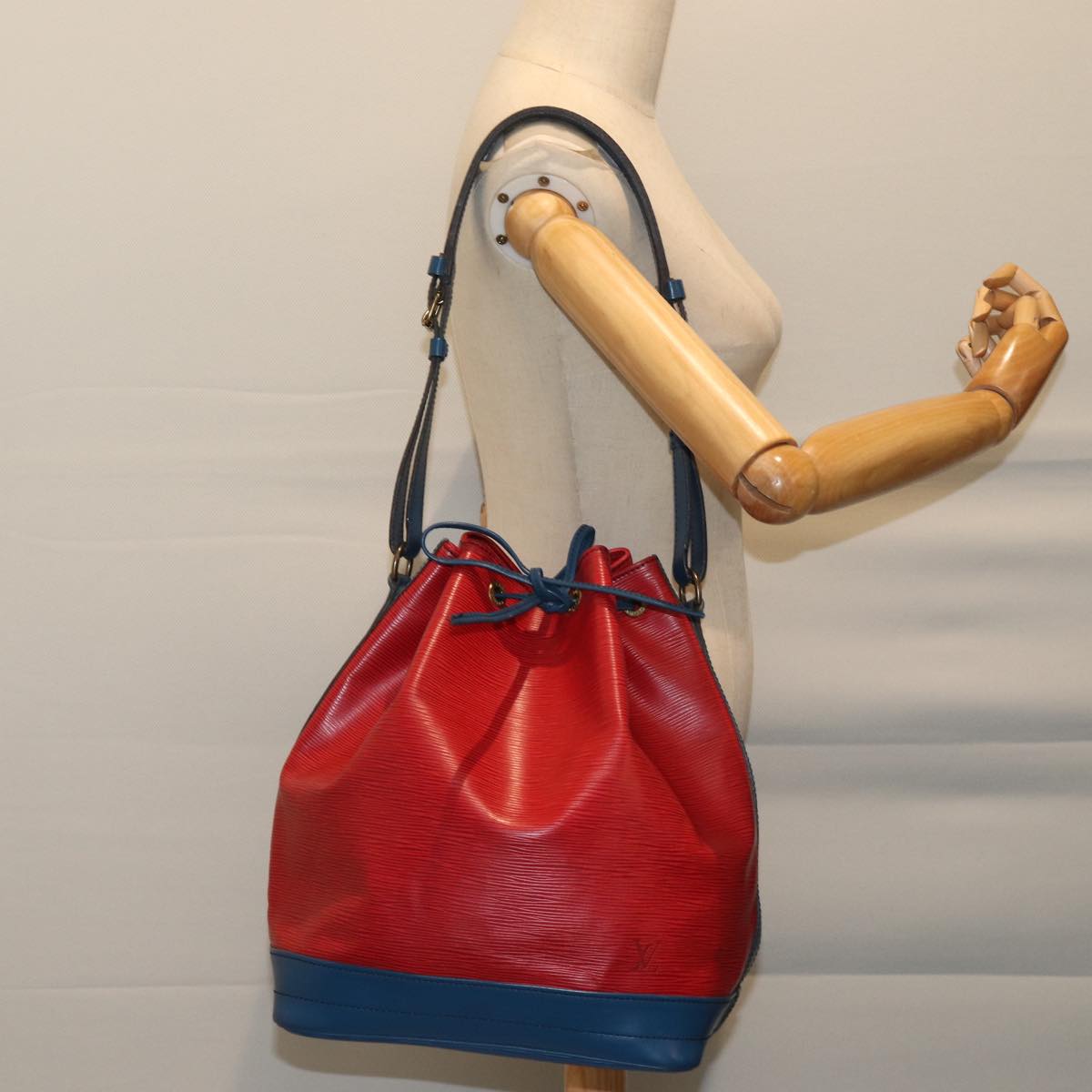 LOUIS VUITTON Epi Noe Shoulder Bag Bicolor Red Blue M44084 LV bs13511