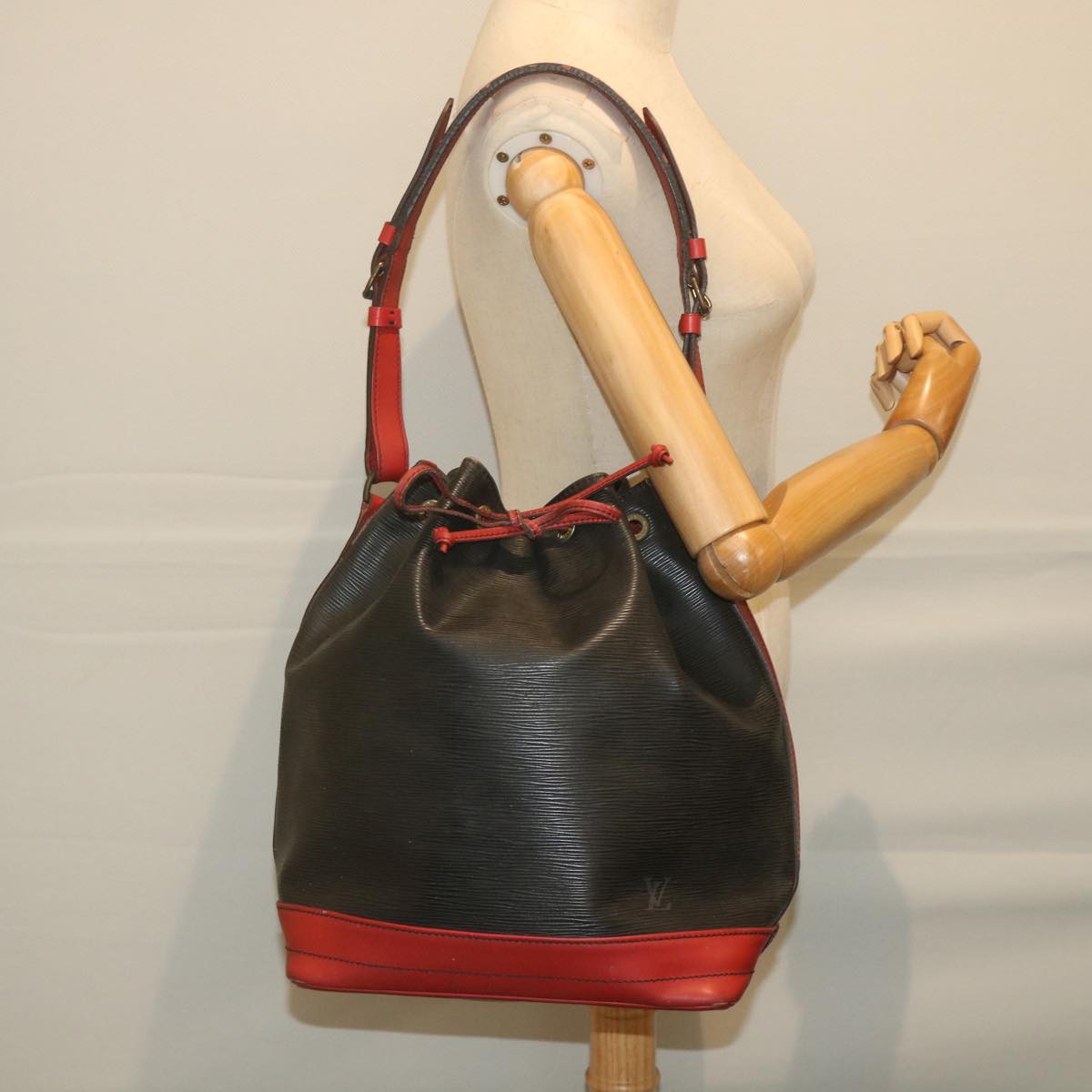 LOUIS VUITTON Epi Noe Shoulder Bag Bicolor Black Red M44017 LV bs9852