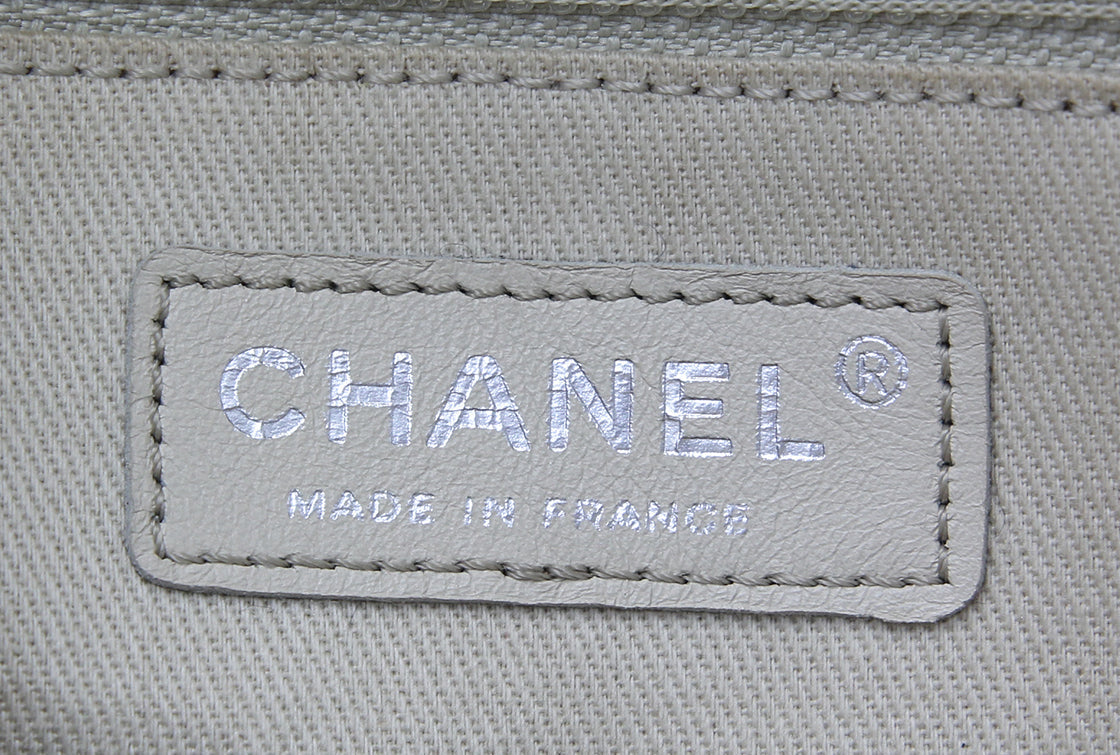 Chanel Off-White Zipped Shoulder Bag