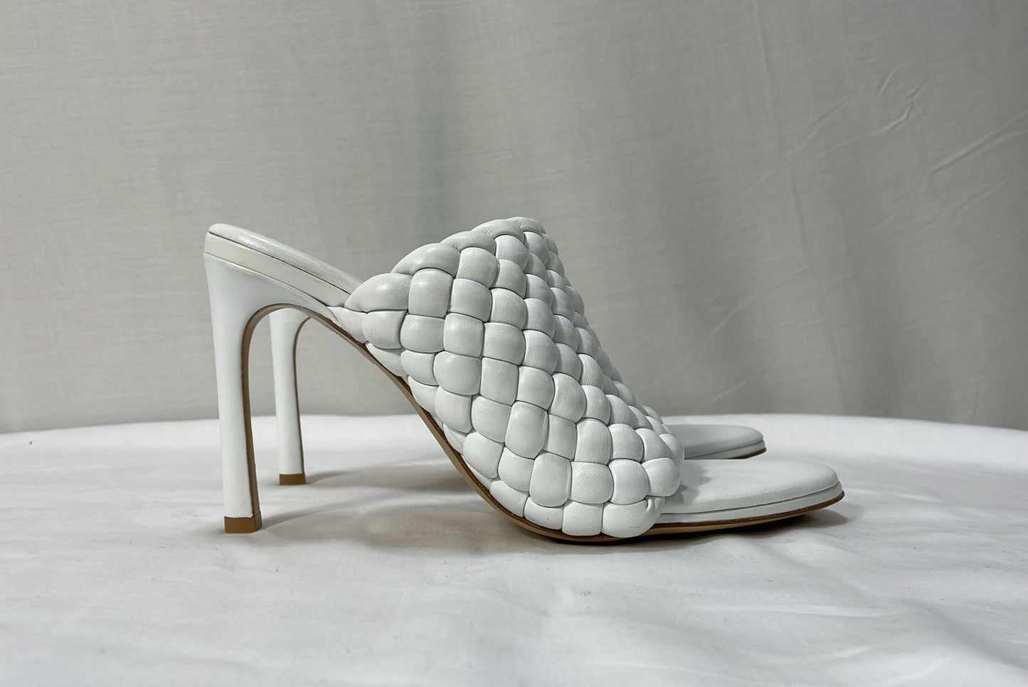 Luxury Bottega Veneta Padded Sandals in White Leather