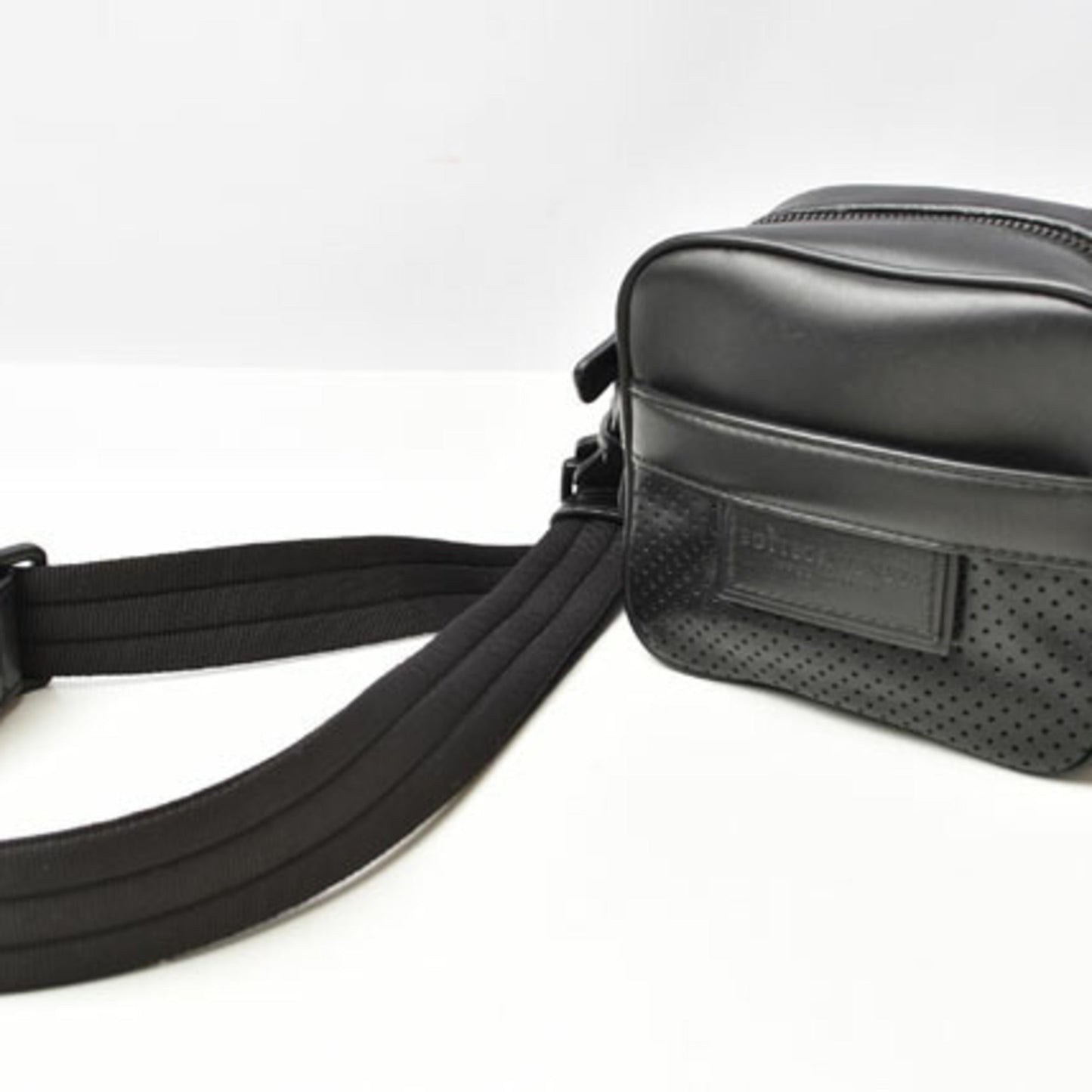 Luxury Bottega Veneta  Leather Pouch Shoulder Bag ()