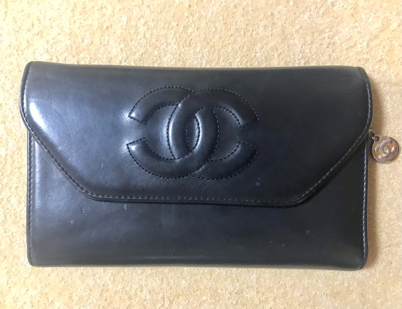 Luxury Chanel Vintage black leather wallet with large CC stitch mark