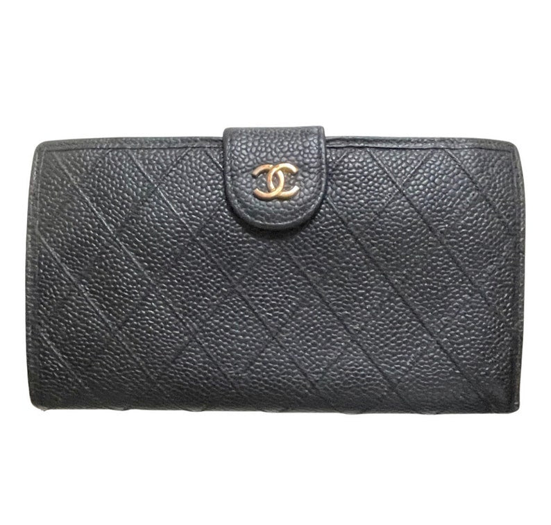 Luxury Chanel Vintage black caviar leather wallet with stitches and gold tone CC motif