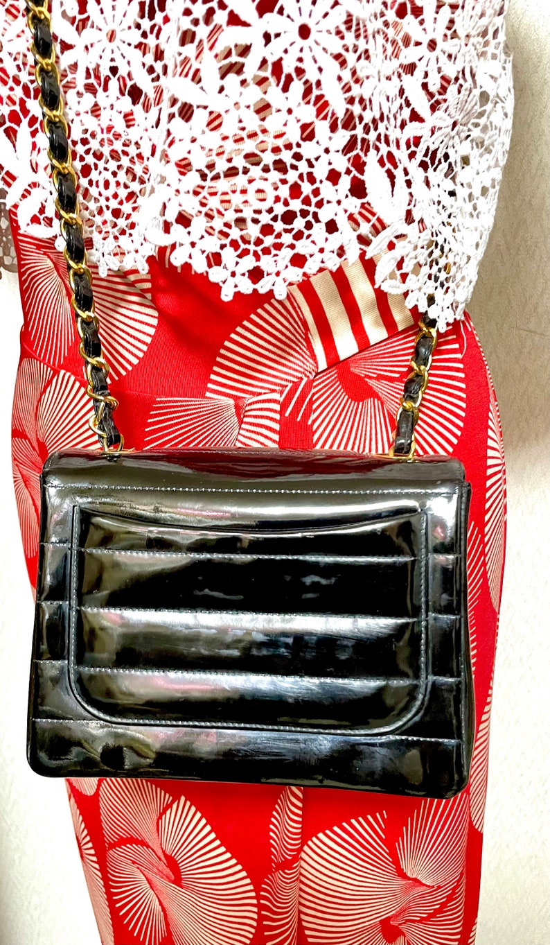Luxury Chanel Vintage patent enamel black 2