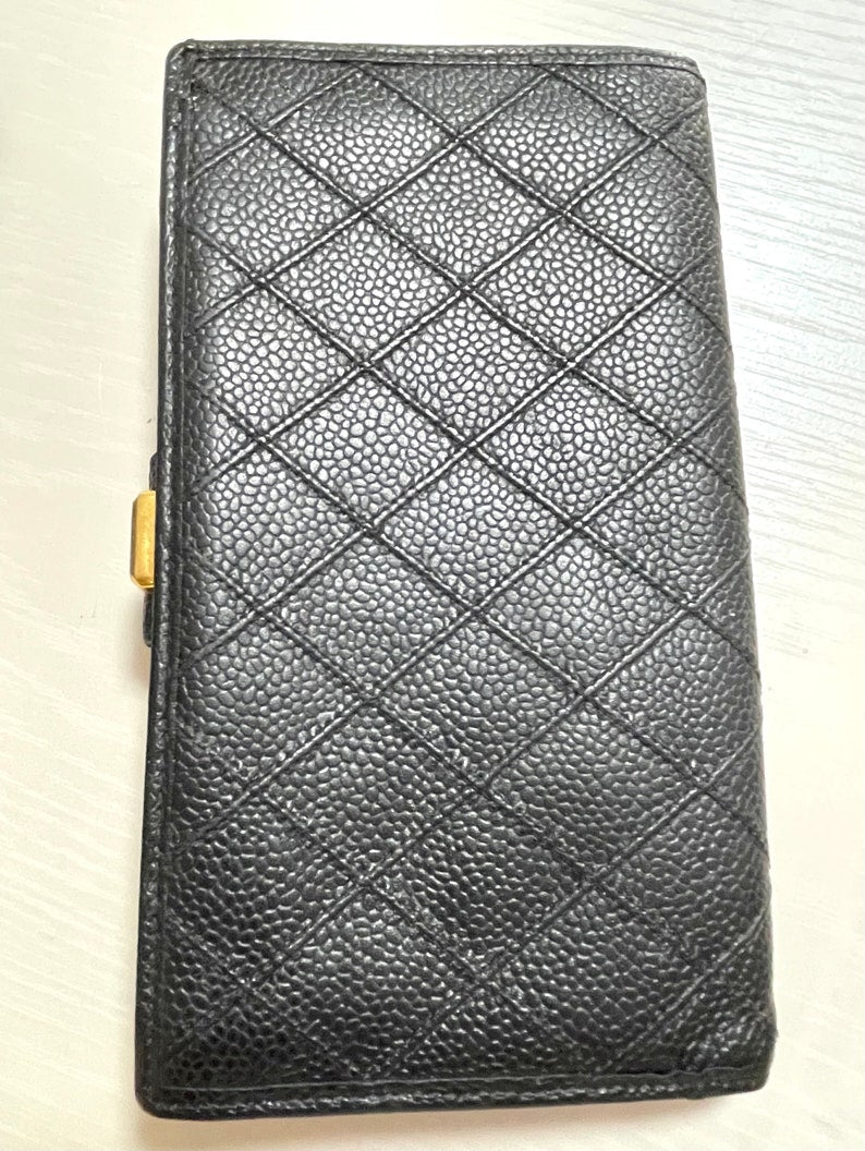 Luxury Chanel Vintage black caviar leather wallet with stitches and gold tone CC motif