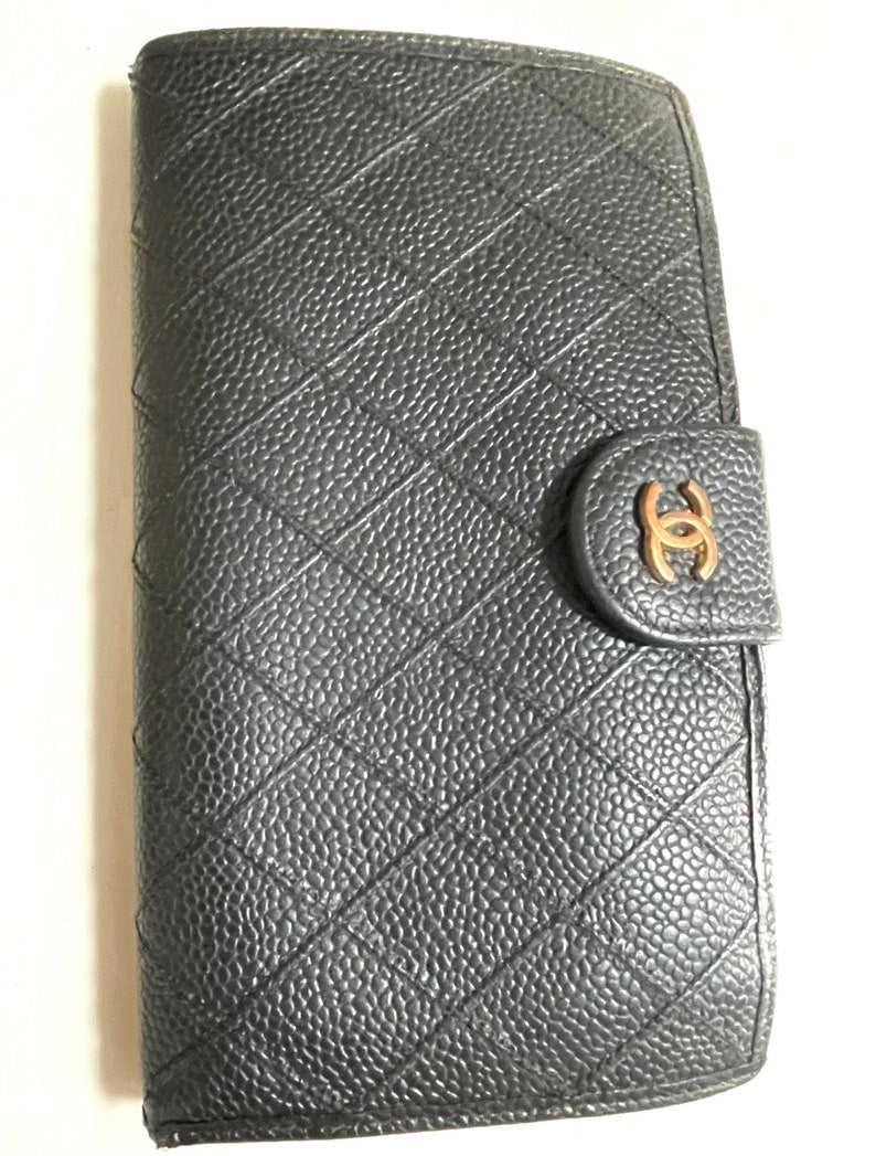 Luxury Chanel Vintage black caviar leather wallet with stitches and gold tone CC motif