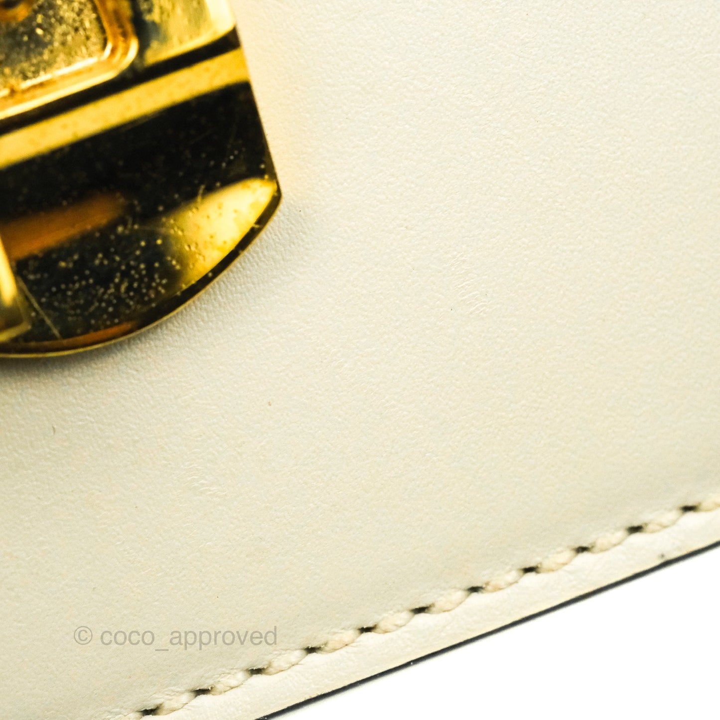 Gucci Mini Sylvie Top Handle White Calfskin Shoulder Bag⁣ ⁣⁣⁣⁣⁣⁣⁣⁣⁣⁣⁣⁣⁣⁣⁣⁣With Strap