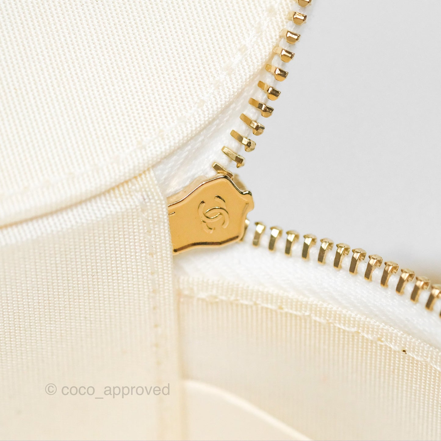 Chanel CC Quilted Round Vanity Clutch With Chain White Lambskin Gold Hardware