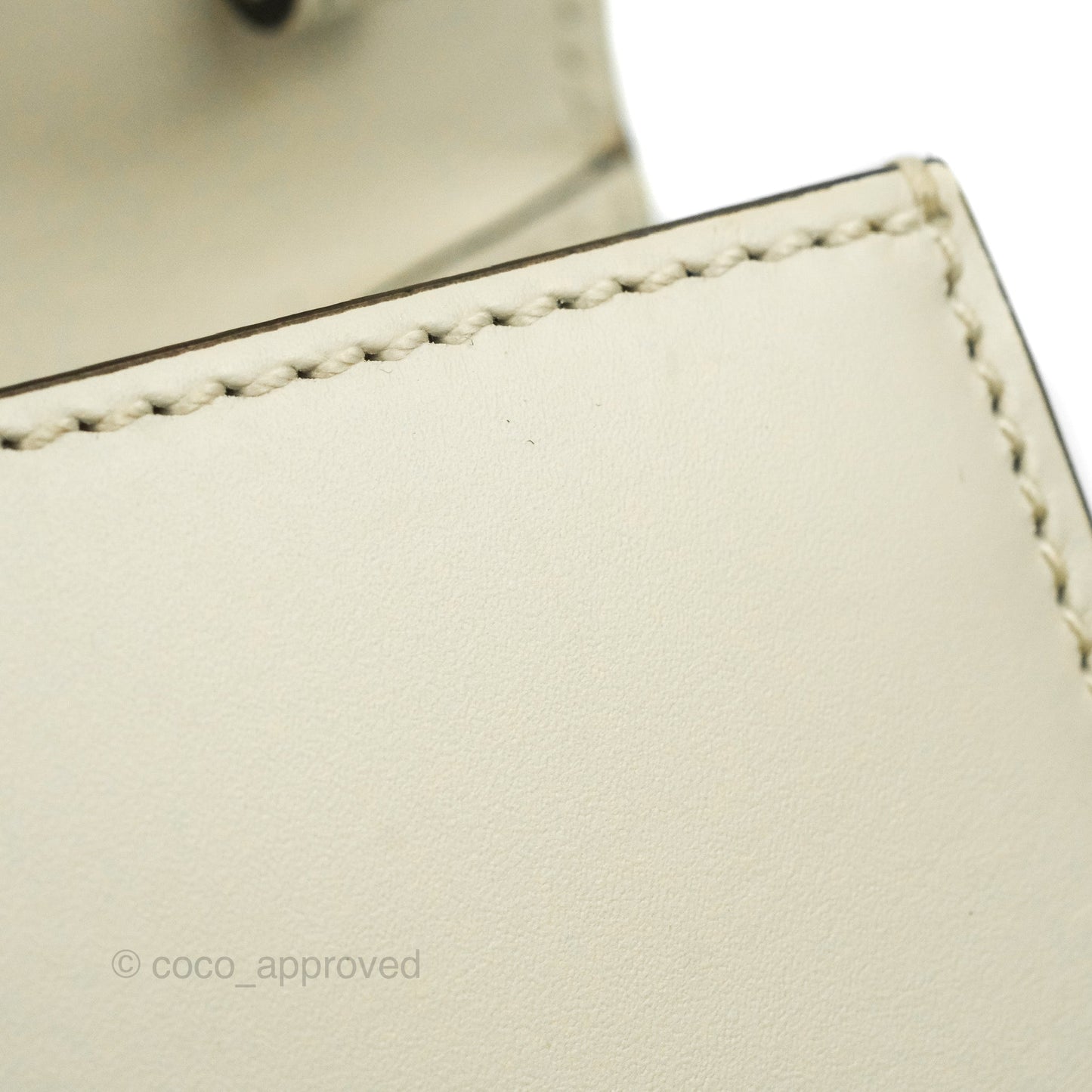 Gucci Mini Sylvie Top Handle White Calfskin Shoulder Bag⁣ ⁣⁣⁣⁣⁣⁣⁣⁣⁣⁣⁣⁣⁣⁣⁣⁣With Strap