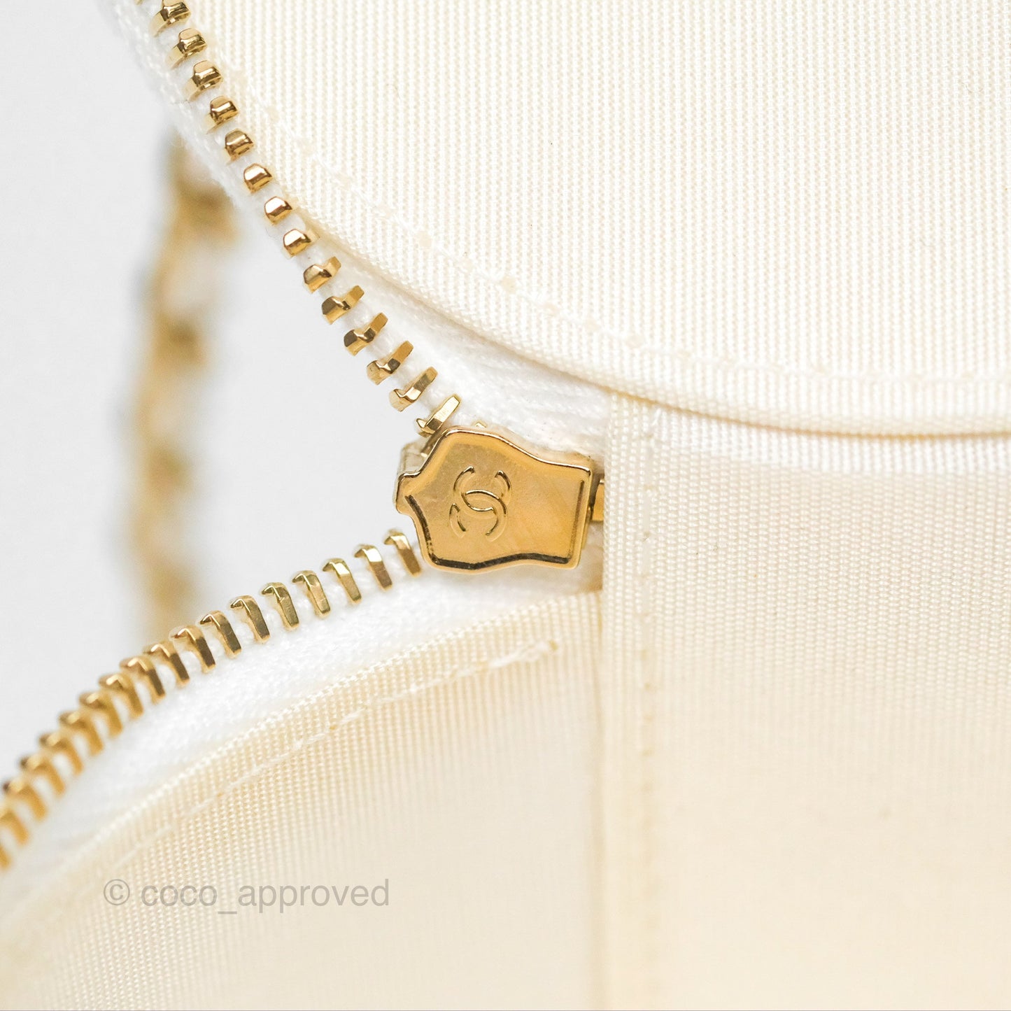 Chanel CC Quilted Round Vanity Clutch With Chain White Lambskin Gold Hardware