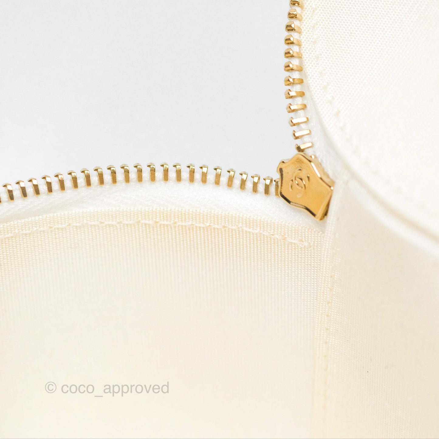 Chanel CC Quilted Round Vanity Clutch With Chain White Lambskin Gold Hardware