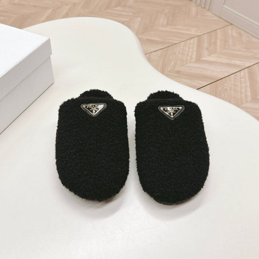 Luxury PradaMULES ATTACHED TRIANGLE LOGO IN BLACK SHEARLING
