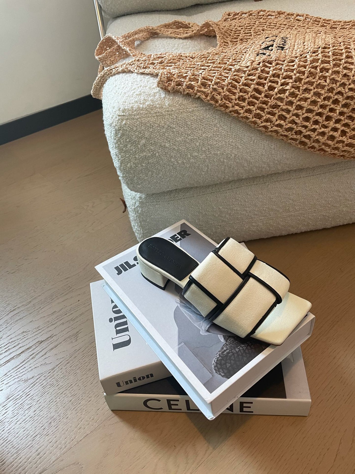 Luxury Bottega Veneta patch mule 35 white black cotton
