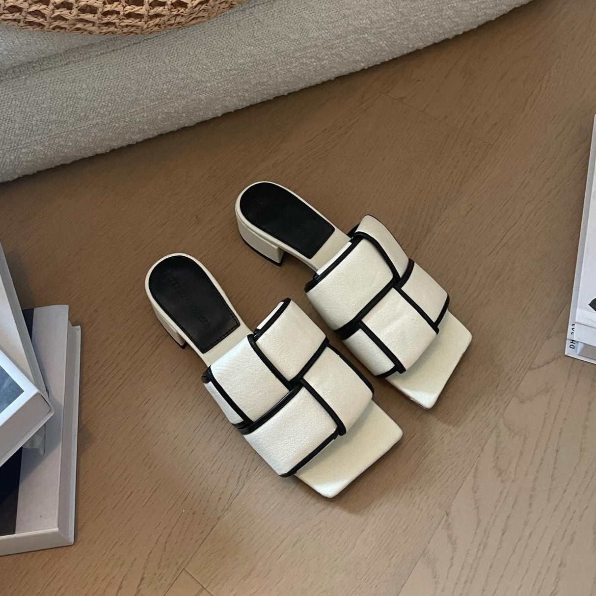 Luxury Bottega Veneta patch mule 35 white black cotton