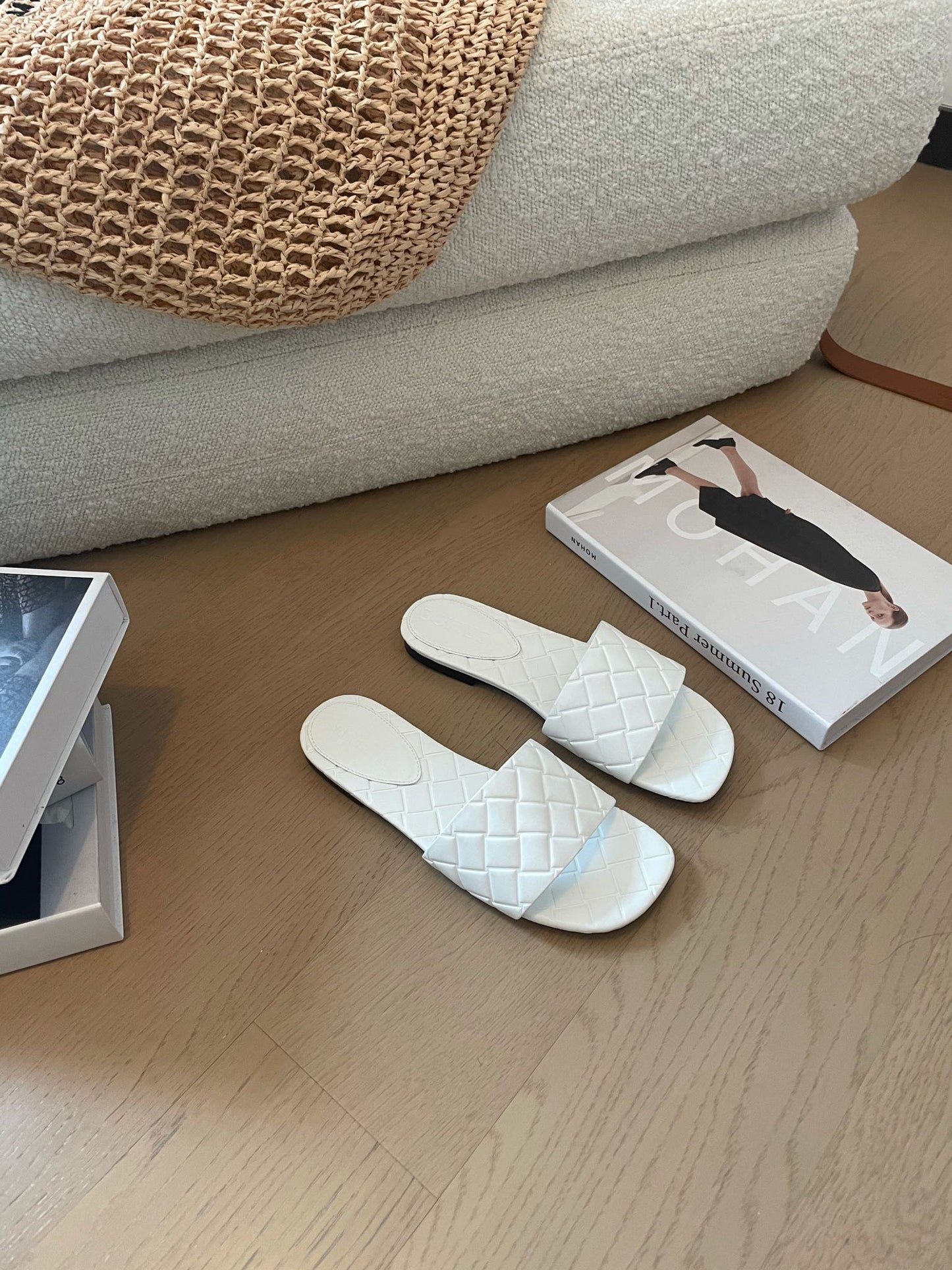 Luxury Bottega Veneta amy flat mule white lambskin