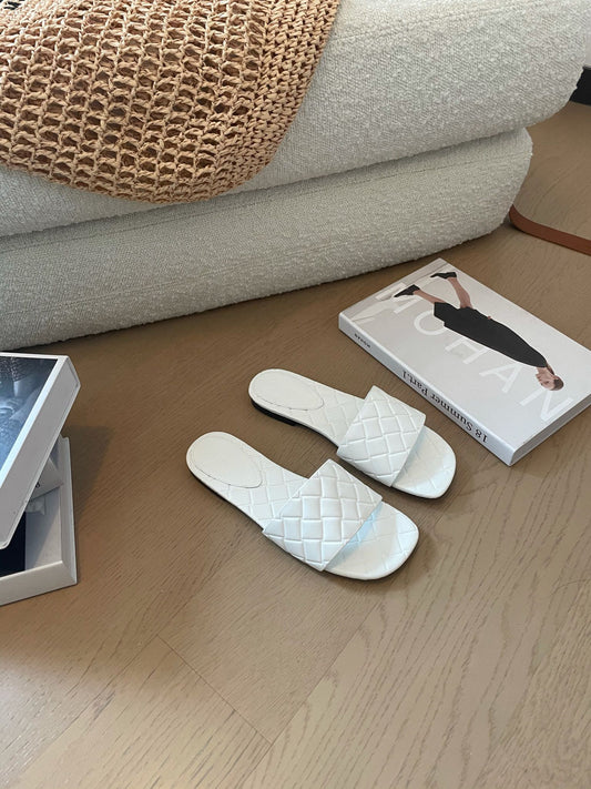 Luxury Bottega Veneta amy flat mule white lambskin