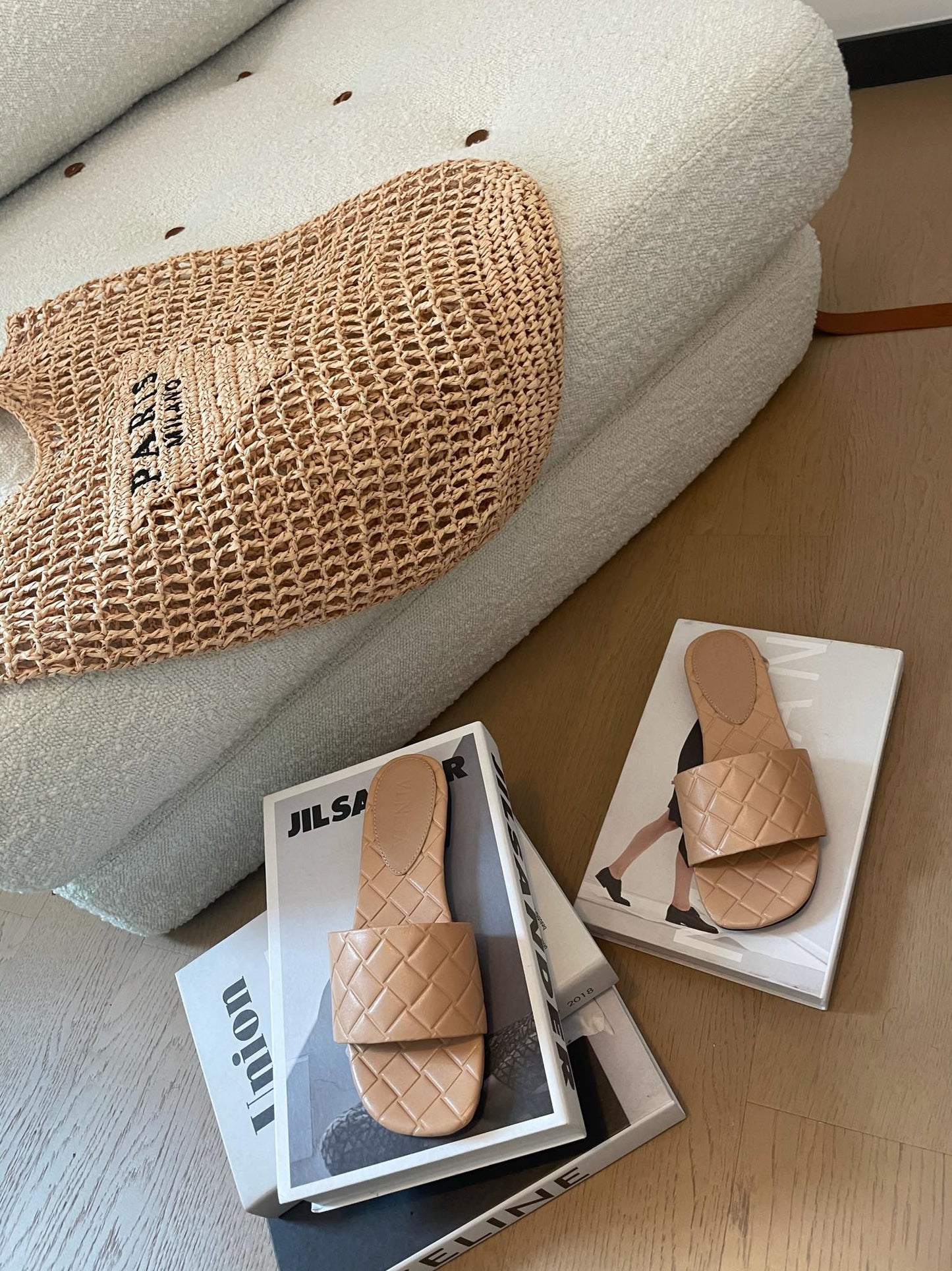 Luxury Bottega Veneta amy flat mule nude lambskin