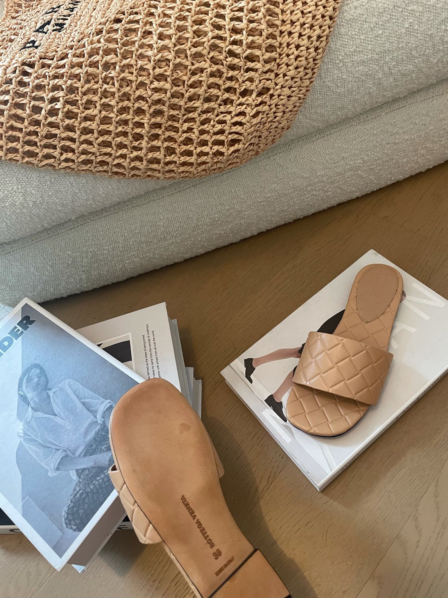 Luxury Bottega Veneta amy flat mule nude lambskin