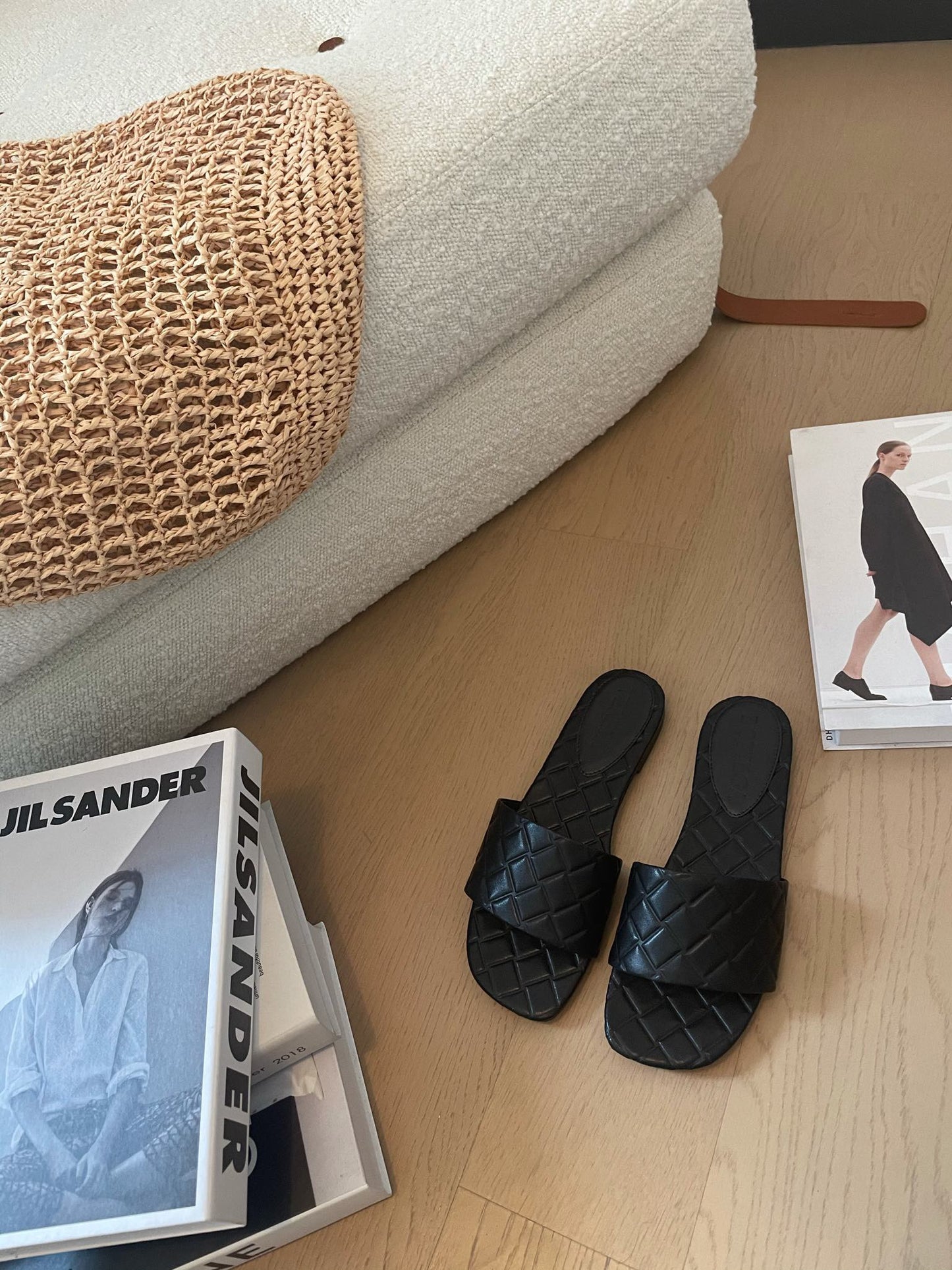 Luxury Bottega Veneta amy flat mule black lambskin