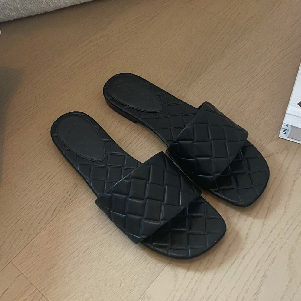 Luxury Bottega Veneta amy flat mule black lambskin