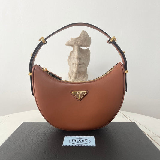 Luxury PradaARQUÉ 22 SHOULDER BAG IN COGNAC BROWN LEATHER