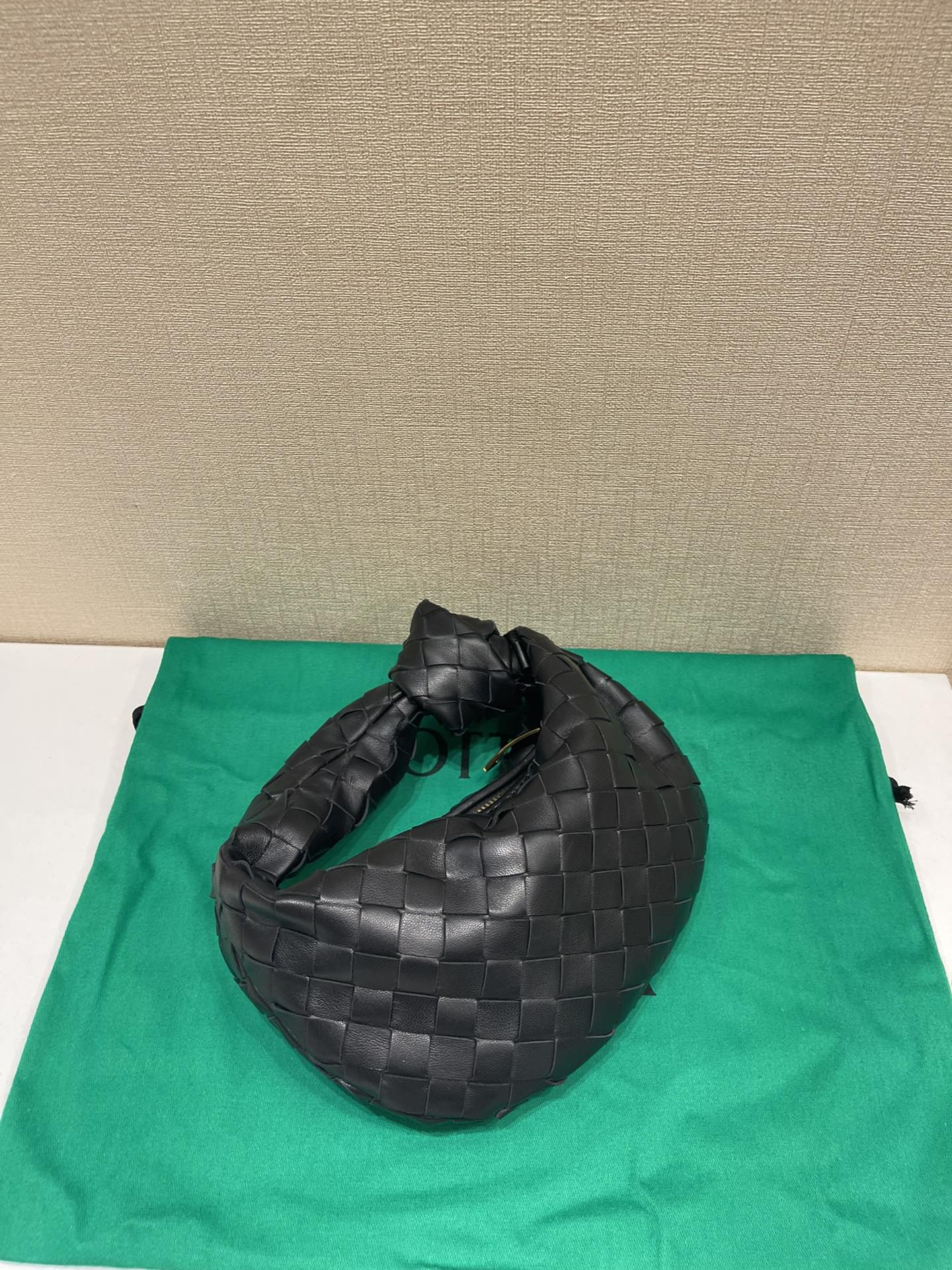 Luxury Bottega Veneta mini jodie 28 black lambskin