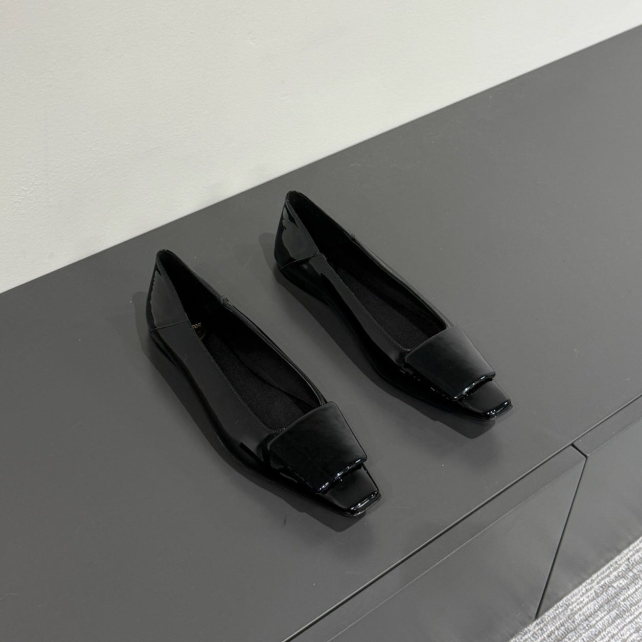 Luxury Saint Laurent POPPY BALLET FLATS IN BLACK GLOSSY LAMBSKIN