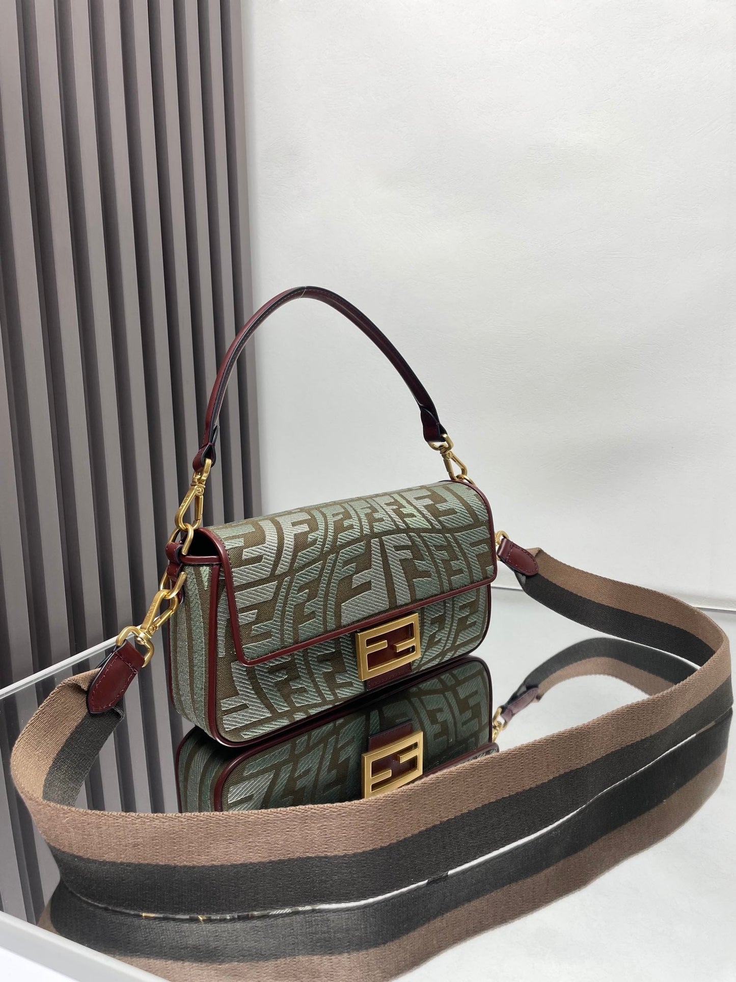 Luxury FendiFend Baguette 27 Bag Embroidered Green Canvas Ghw
