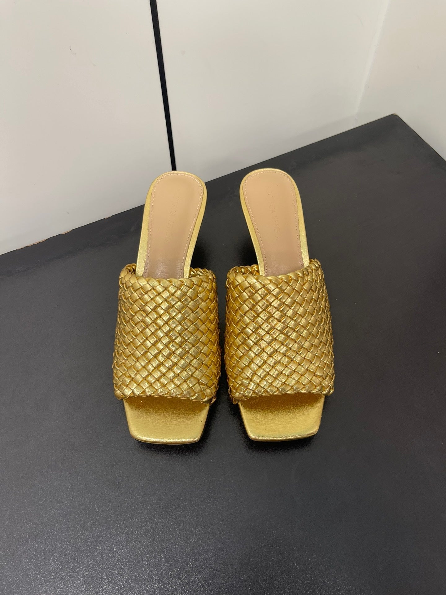 Luxury Bottega Veneta knot mule 55 gold metalic lambskin
