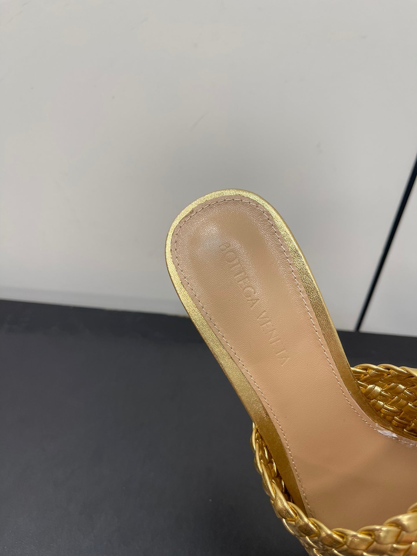 Luxury Bottega Veneta knot mule 55 gold metalic lambskin