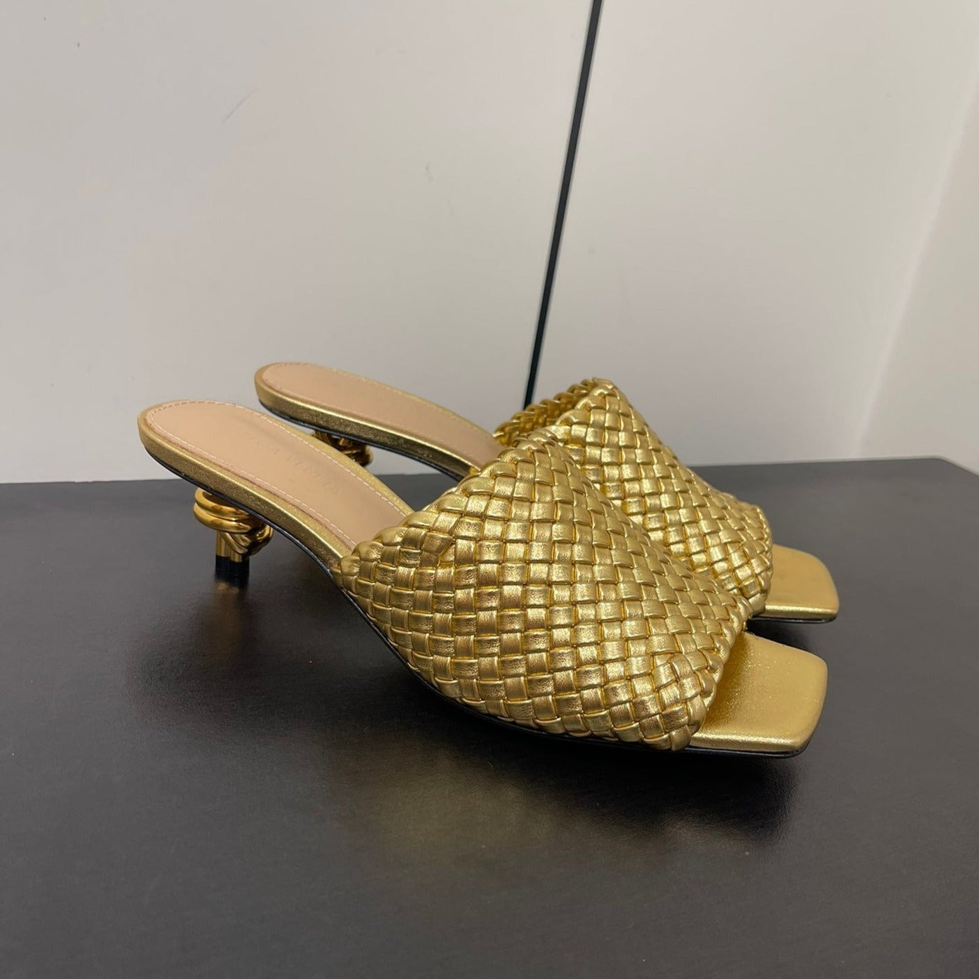 Luxury Bottega Veneta knot mule 55 gold metalic lambskin