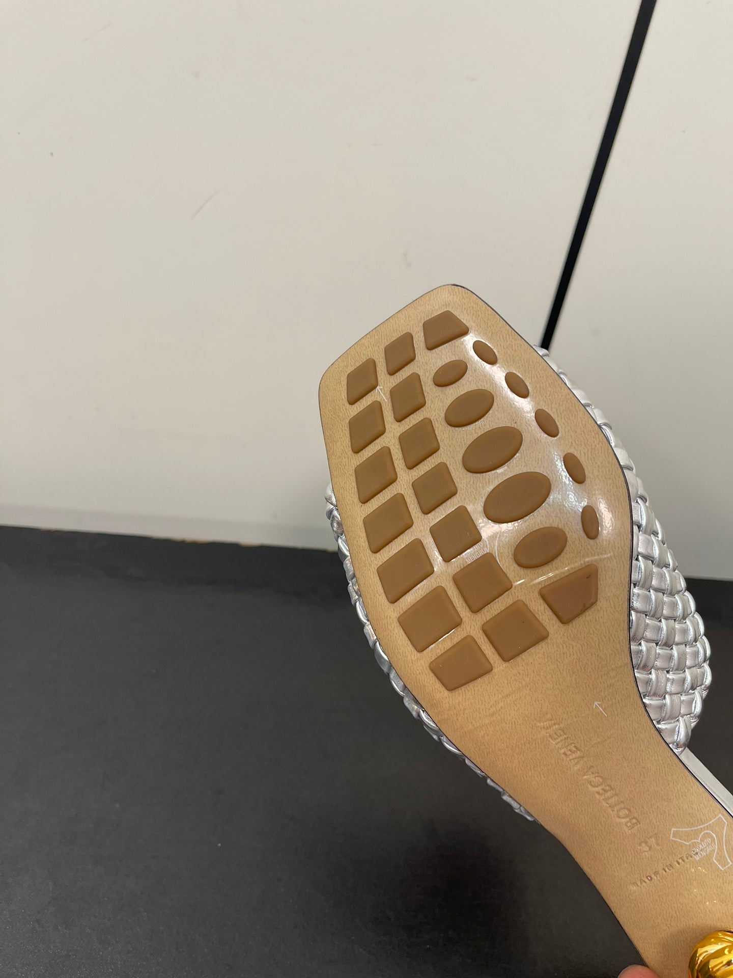 Luxury Bottega Veneta knot mule 55 silver metalic lambskin