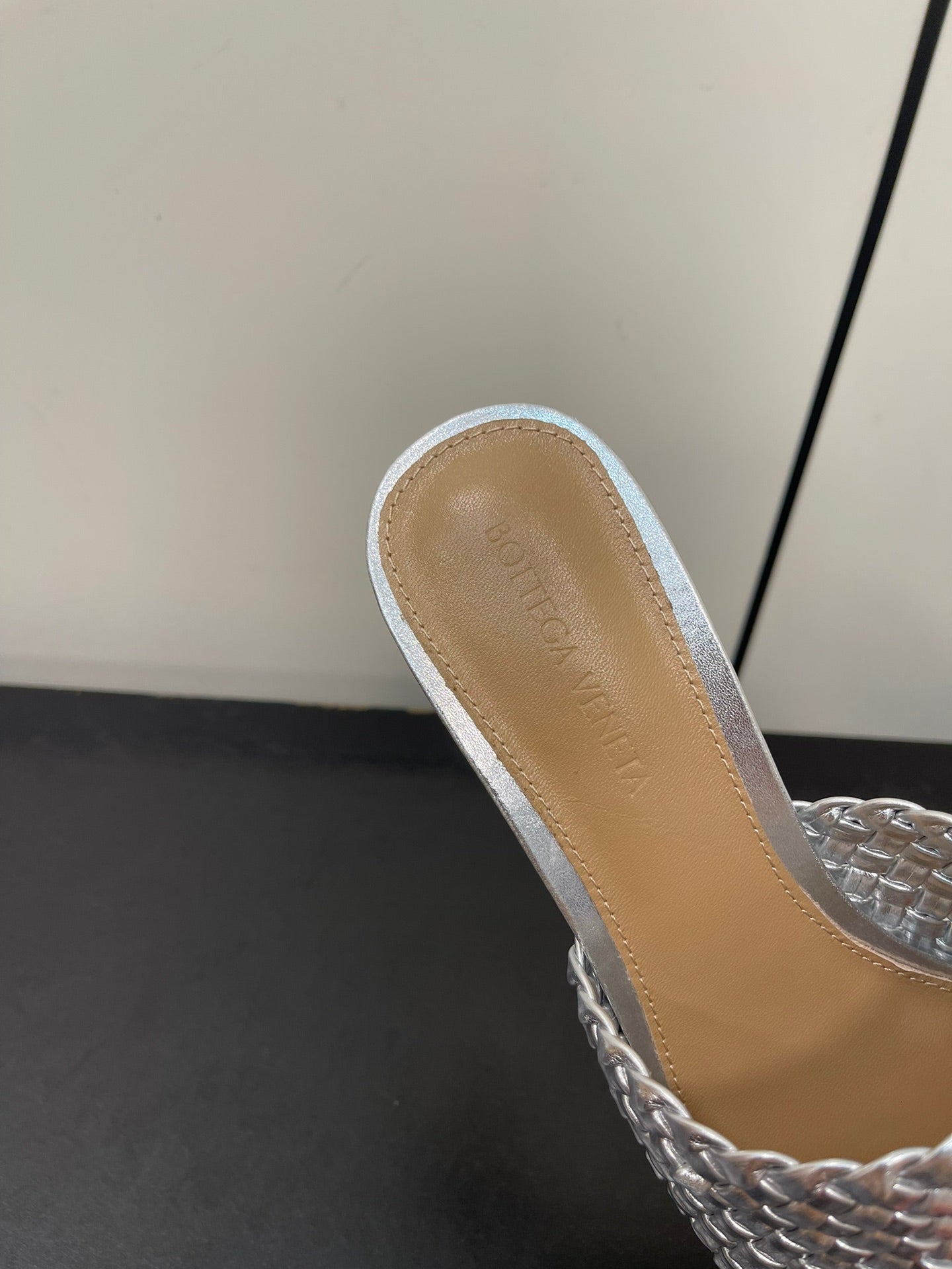 Luxury Bottega Veneta knot mule 55 silver metalic lambskin