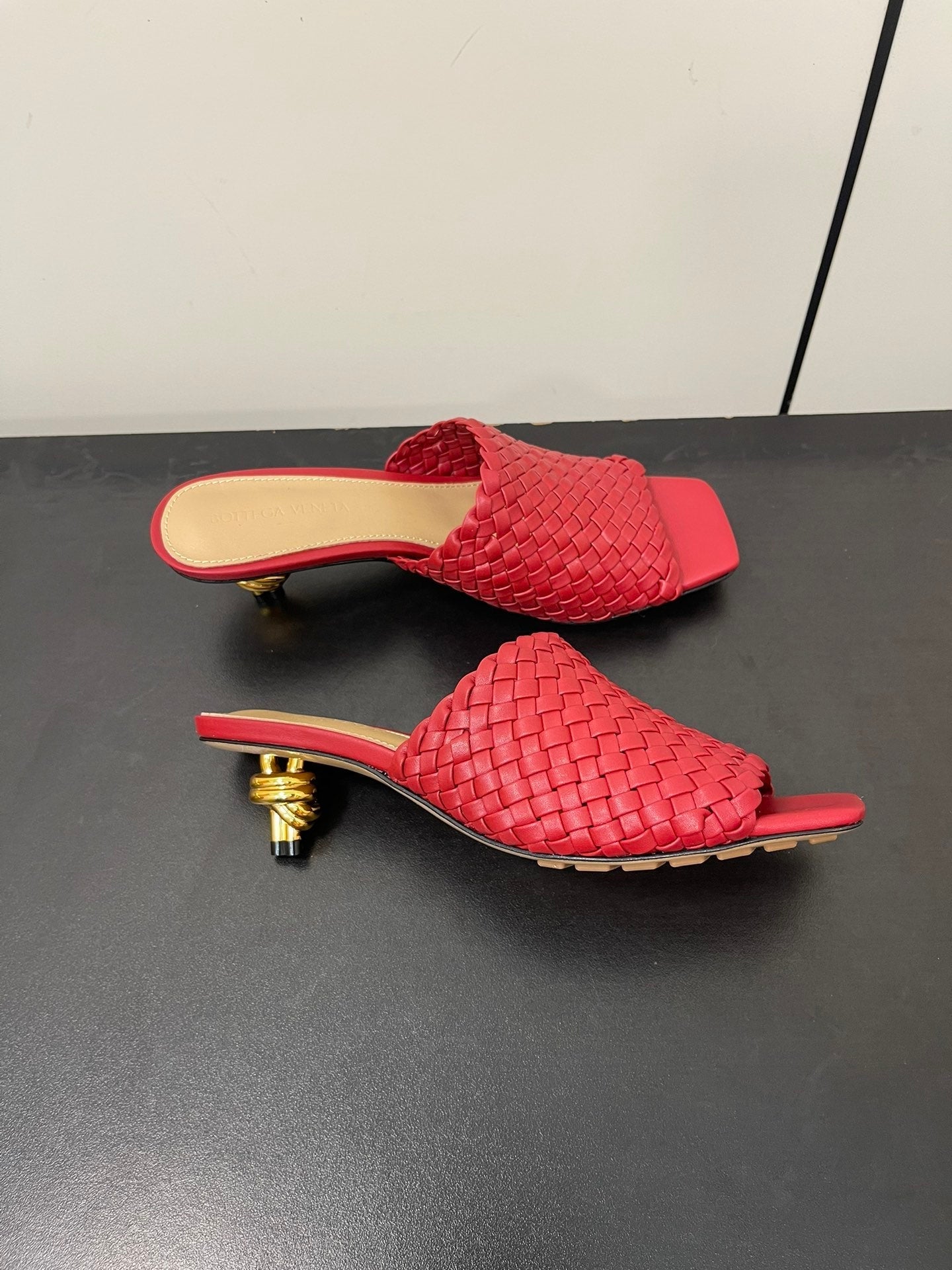 Luxury Bottega Veneta knot mule 55 burgundy lambskin