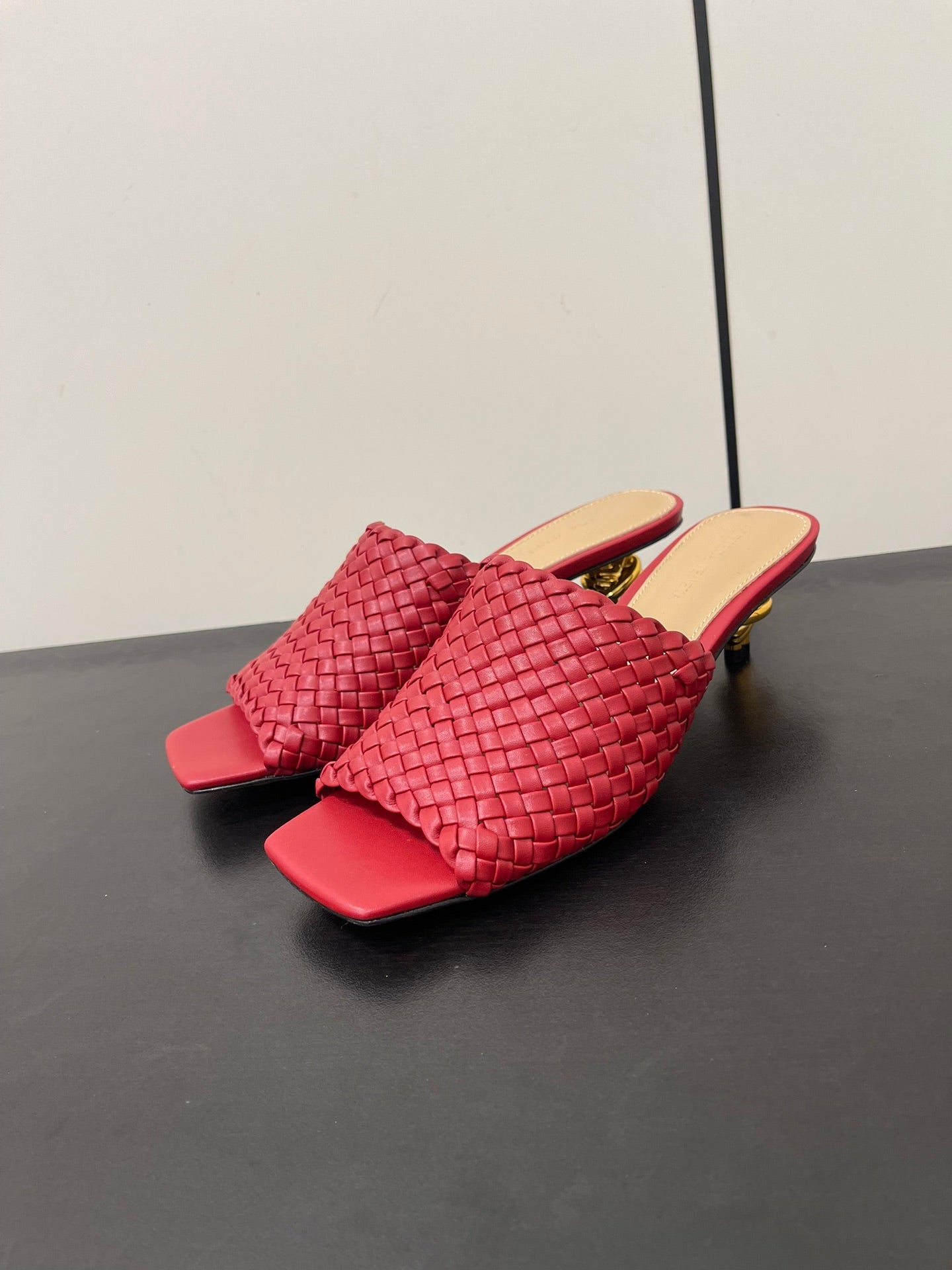 Luxury Bottega Veneta knot mule 55 burgundy lambskin