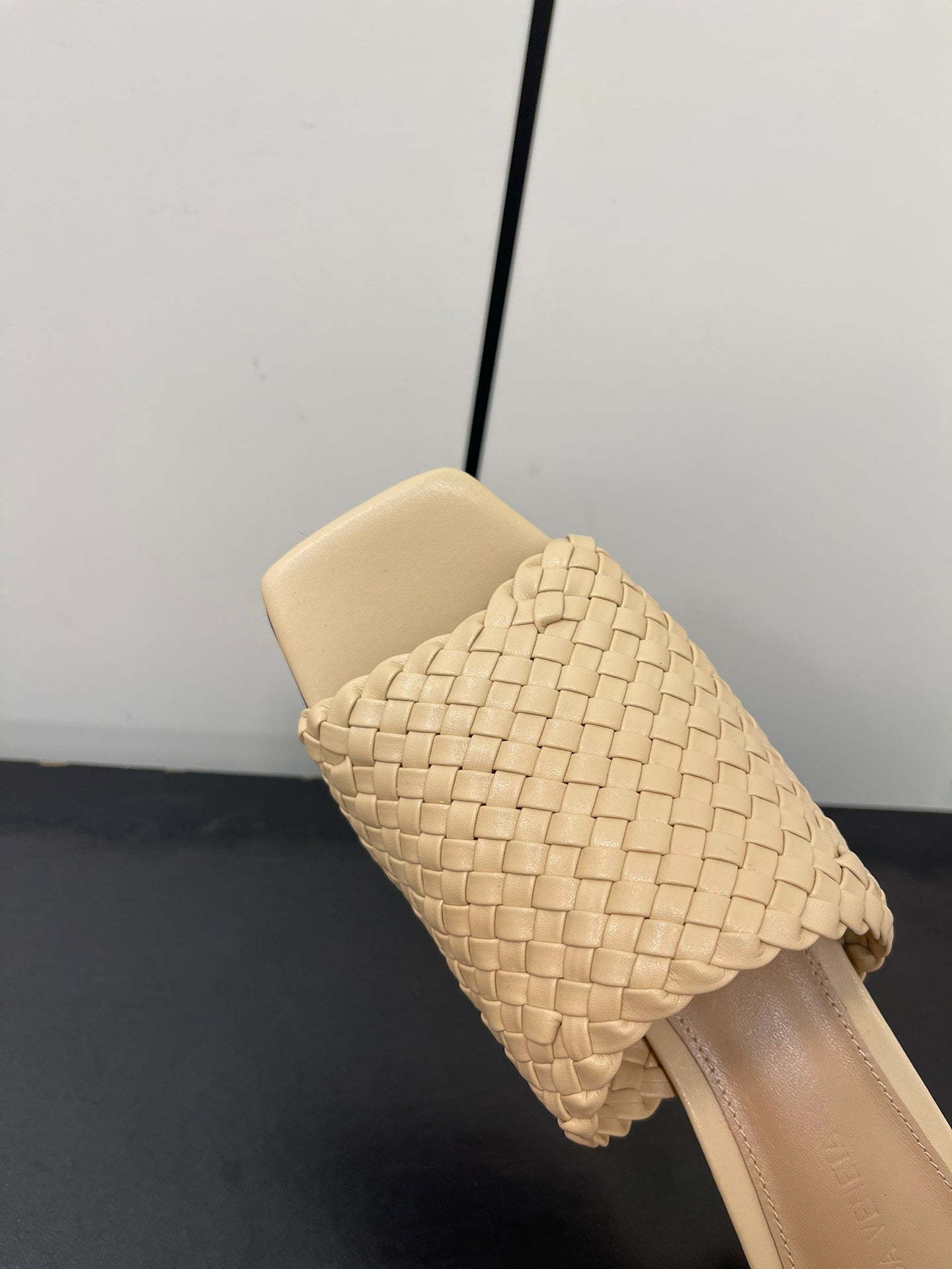 Luxury Bottega Veneta knot mule 55 beige lambskin